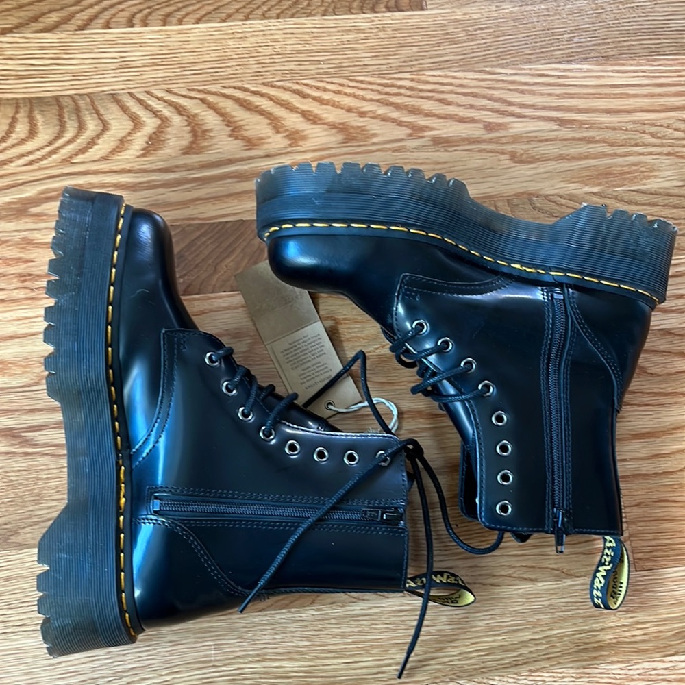 NWT Dr Martens Jadon Smooth Leather Platform Boots size 9